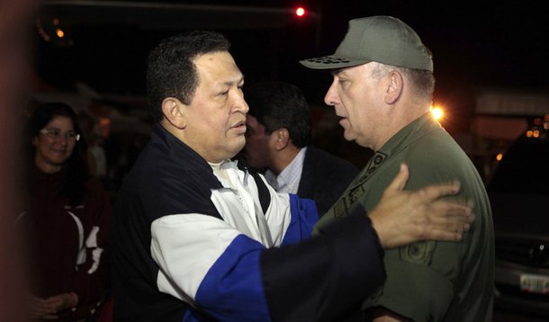 Forças Armadas declaram apoio a Chávez