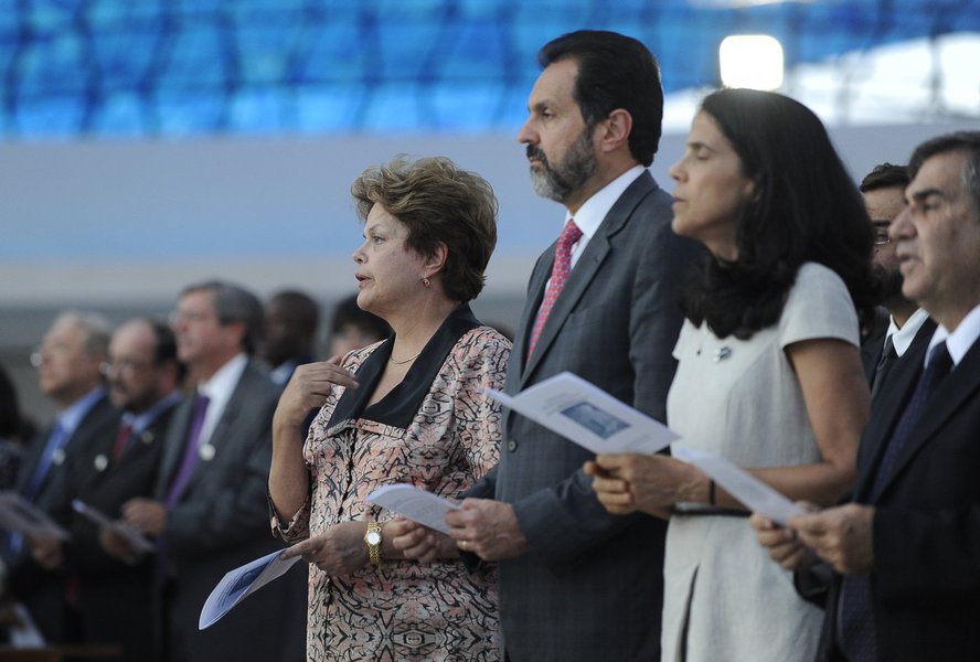 Dilma homenageia vítimas de Santa Maria