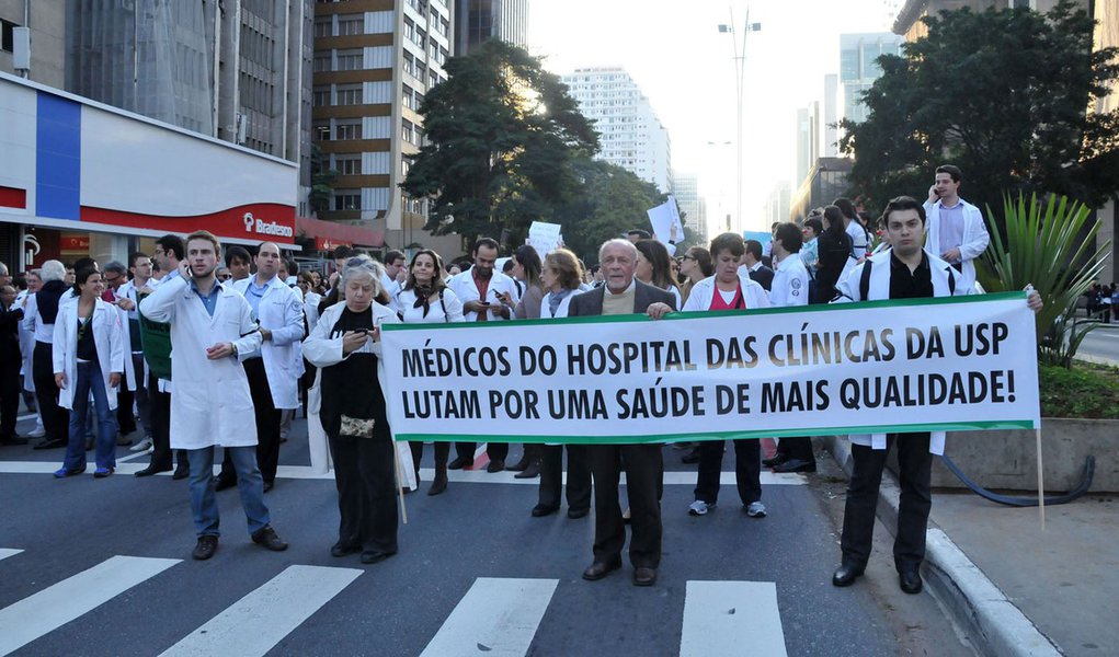 Médicos fecham Avenida Paulista em protesto