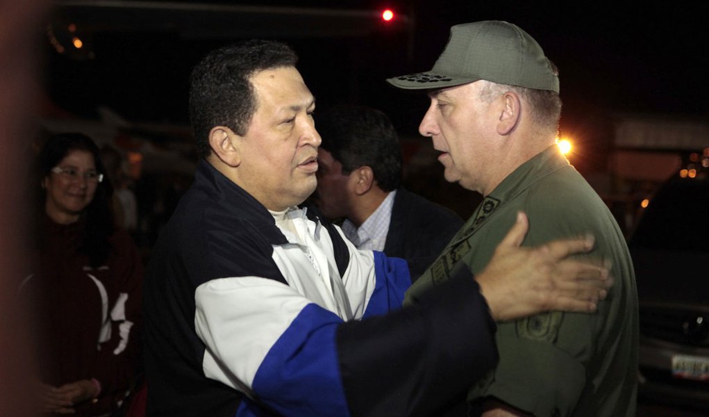 Forças Armadas declaram apoio a Chávez