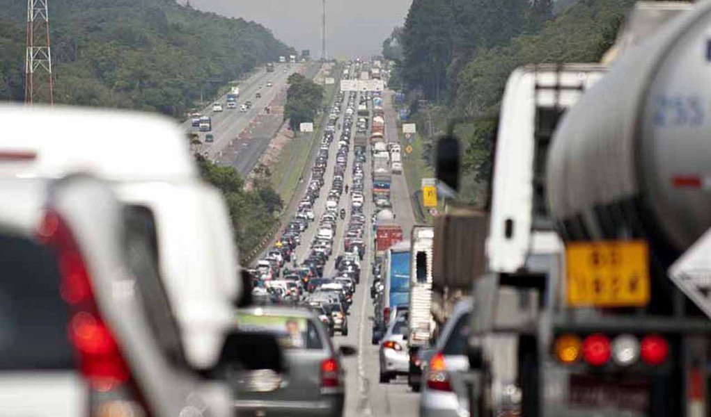 Paulistanos lotam estradas rumo ao litoral