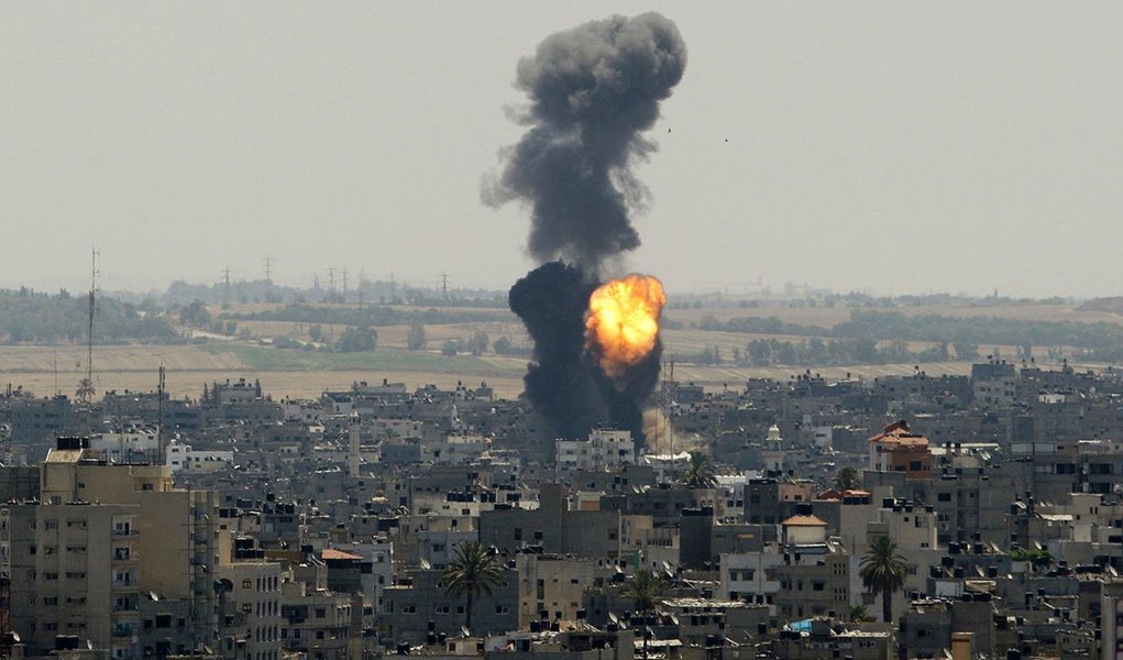FumaÃ§a e chamas do que testemunhas disseram ser um ataque aÃ©reo israelense na Cidade de Gaza, nesta quarta-feira. 16/07/2014 REUTERS/Ahmed Zakot