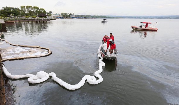 BRASÍLIA, DF, 17.10.2013: MANCHA/LAGO PARANOÁ/DF - Mancha de óleo no Lago Paranoá que teria vindo de obras  de racapeamento das pistas, que entraram nas galerias de águas pluviais e chegaram ao lago após as chuvas da noite. Bombeiros trabalham no local. (