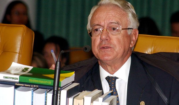 Congresso deveria decidir sobre mandatos, diz ex-ministro do STF