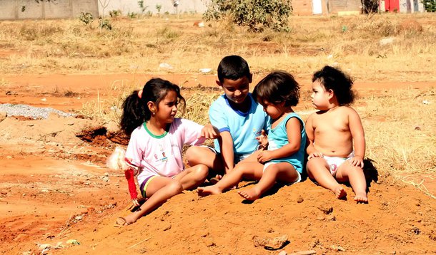Crianças sofrem sem lazer gratuito em bairros afastados