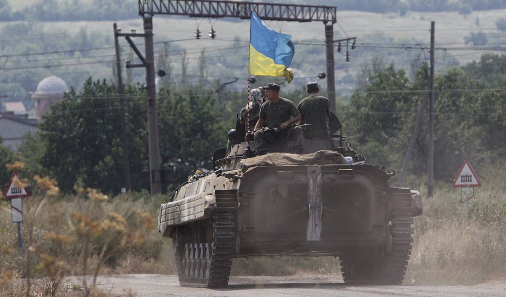 Militares ucranianos fazem patrulha em blindado perto de Donetsk. 11/08/2014 REUTERS/Valentyn Ogirenko