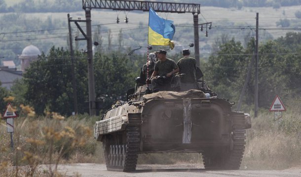 Militares ucranianos fazem patrulha em blindado perto de Donetsk. 11/08/2014 REUTERS/Valentyn Ogirenko