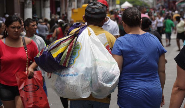 SÃO PAULO,SP,14.12.2013:MOVIMENTAÇÃO COMÉRCIO SANTO AMARO - Movimentação para compras de Natal na Praça Floriano Peixoto em Santo Amaro , zona 
sul de São Paulo, SP, na manhã deste sábado (14). . (Foto: Luiz Claudio Barbosa/Futura Press/Folhapress)
