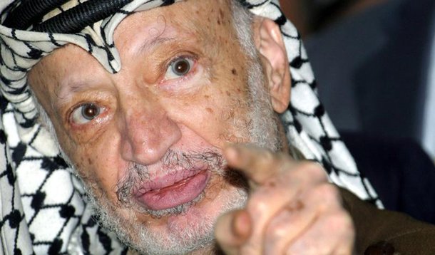 Presidente Yasser Arafat durante coletiva de imprensa após abrir o registro de eleitores em Ramallah, na Palestina. Israel afirmou nesta quinta-feira que não envenenou Yasser Arafat, em resposta ao anúncio feito pela viúva do líder palestino de que testes