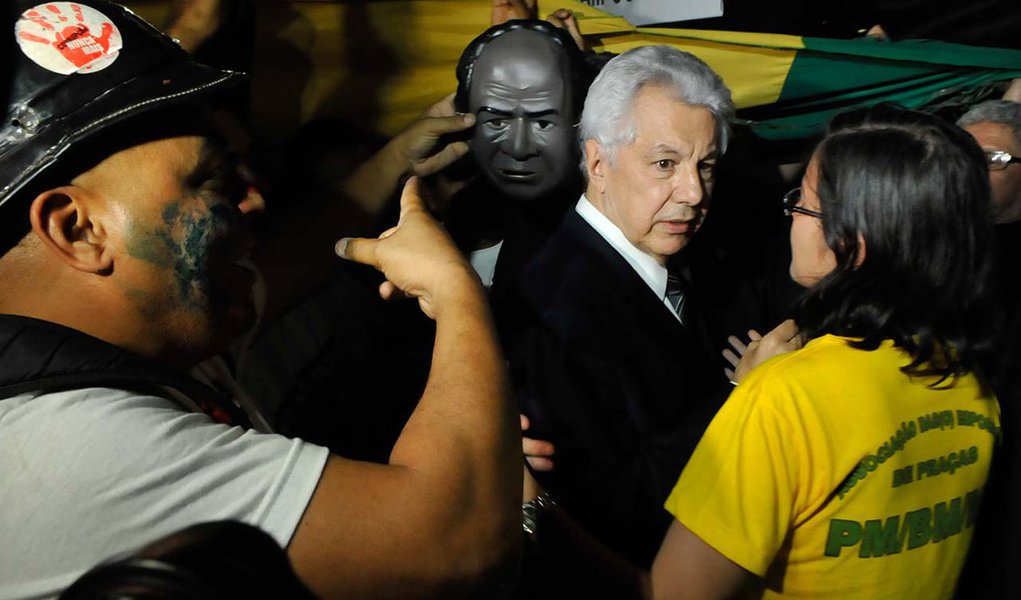 Brasília – Dezenas de policiais de vários estados favoráveis à Proposta de Emenda a Constituição (PEC) 300 invadiram o prédio da Câmara dos Deputados, na manhã de hoje (20), para pedir a aprovação da matéria - que equipara o piso salarial de bombeiros, mi