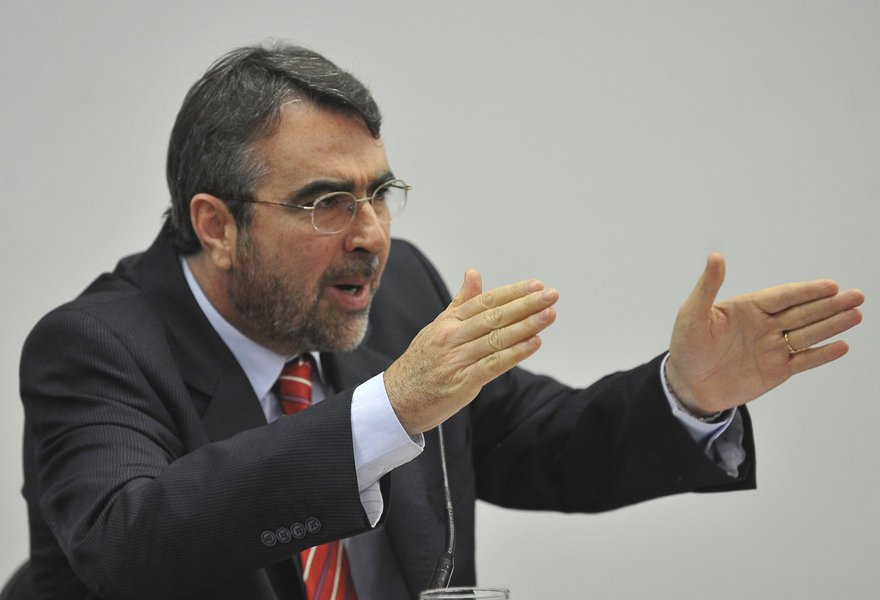 Fontana quer que Aloysio explique boicote do Itamaraty a petista em Genebra