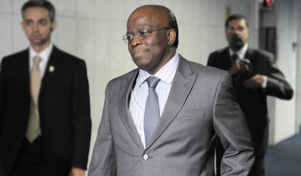 O presidente do Supremo Tribunal Federal (STF), Joaquim Barbosa, chega ao Senado para encontro com o presidente da Casa, Renan Calheiros, a fim de tratar sobre o Novo Código de Processo Civil