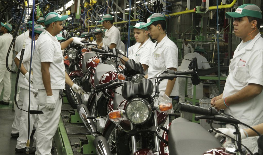 Data: 15/02/2012Editoria: Suplementos _ Especial PIM- ZFMReporter: Luiz Maciel FilhoLocal:  Fabrica da Moto Honda em Manaus, AmazonasPauta: Polo duas rodas do PIM e entrevista com o Gerente de Ralacoes Institucionais da Moto Honda, Mario Okubo.Tags: 