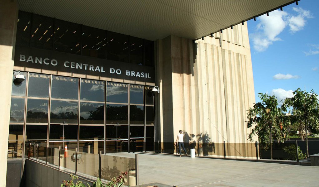 BC vê mais inflação, mas queda no momento adequado