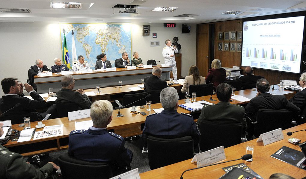 Em pé, Anatalício Risden Júnior, coordenador de Orçamento da Marinha, fala sobre os baixos valores dos orçamentos das Forças Armadas para 2014, em audiência conjunta das Comissões de Relações Exteriores do Senado e da Câmara. Mesa (E/D): secretário geral 