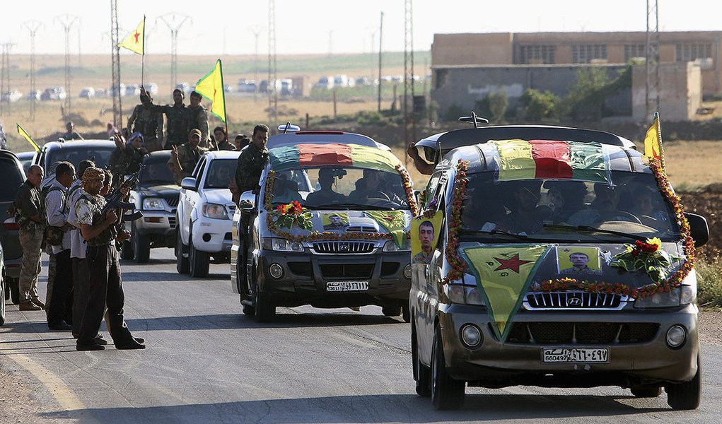 Combatentes curdos em comboio com caixÃµes de outros combatentes mortos em confrontos com o Estado IslÃ¢mico na cidade iraquiana de Rabia, na fronteira SÃ­ria-Iraque. 06/08/2014 REUTERS/Rodi Said