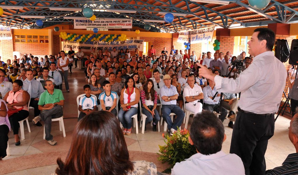 Em 15 dias, Perillo entrega 4 escolas Padrão Século XXI