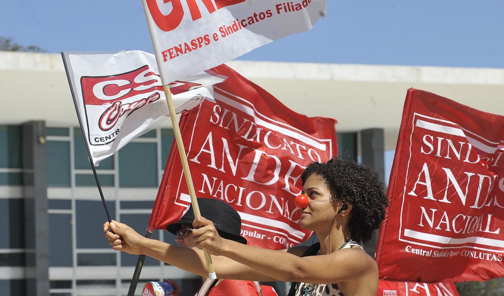 Servidores interditam faixas do Eixo Monumental, em Brasília