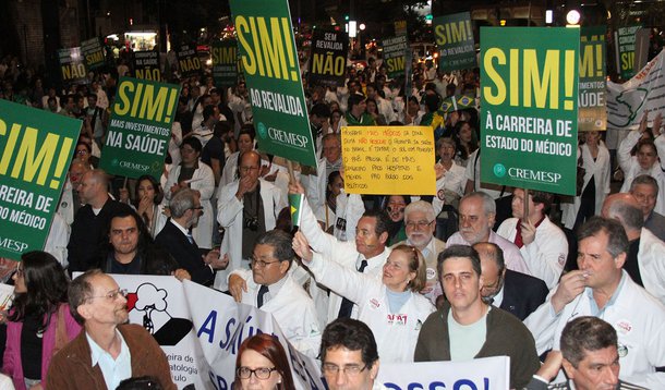 Após recuo do governo, médicos protestam em SP