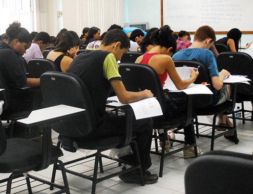 Data: 08/01/2010 - Escolas estaduais aplicam simulado para o Exame Nacional do Ensino M�dio - Enem - Editoria: Cidade NA - Foto: SECOM - Jornal Not�cia Agora - EDUCA��O - Escola