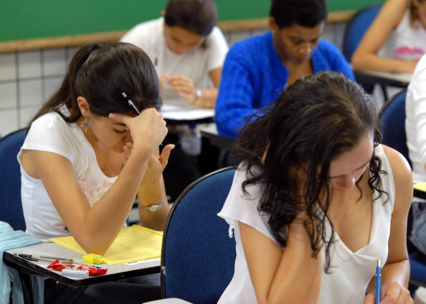 Redação do Enem 2017 foi  sobre formação educacional de surdos no Brasil