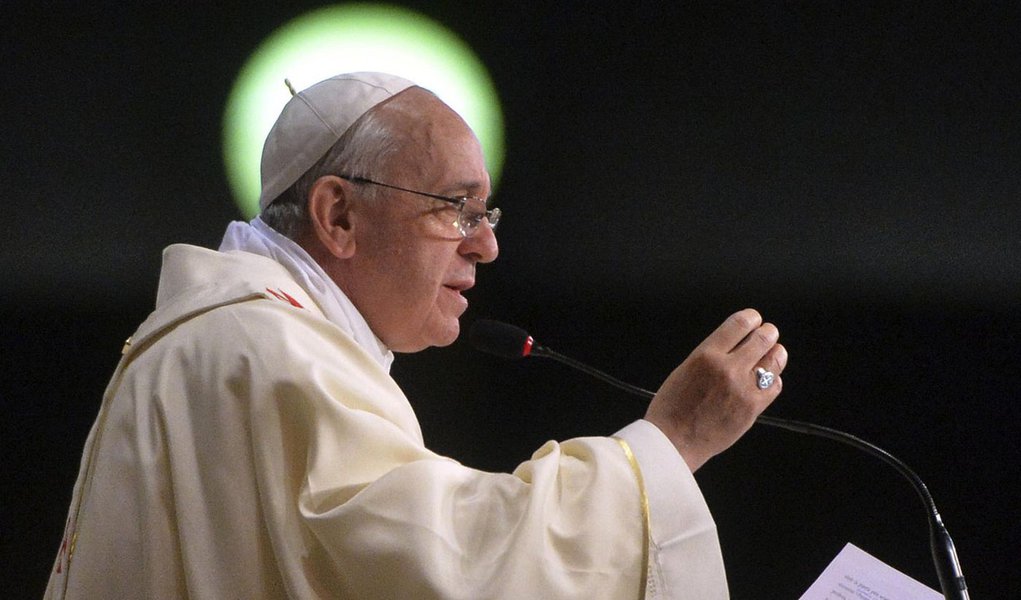 Papa diz que gays não devem ser julgados