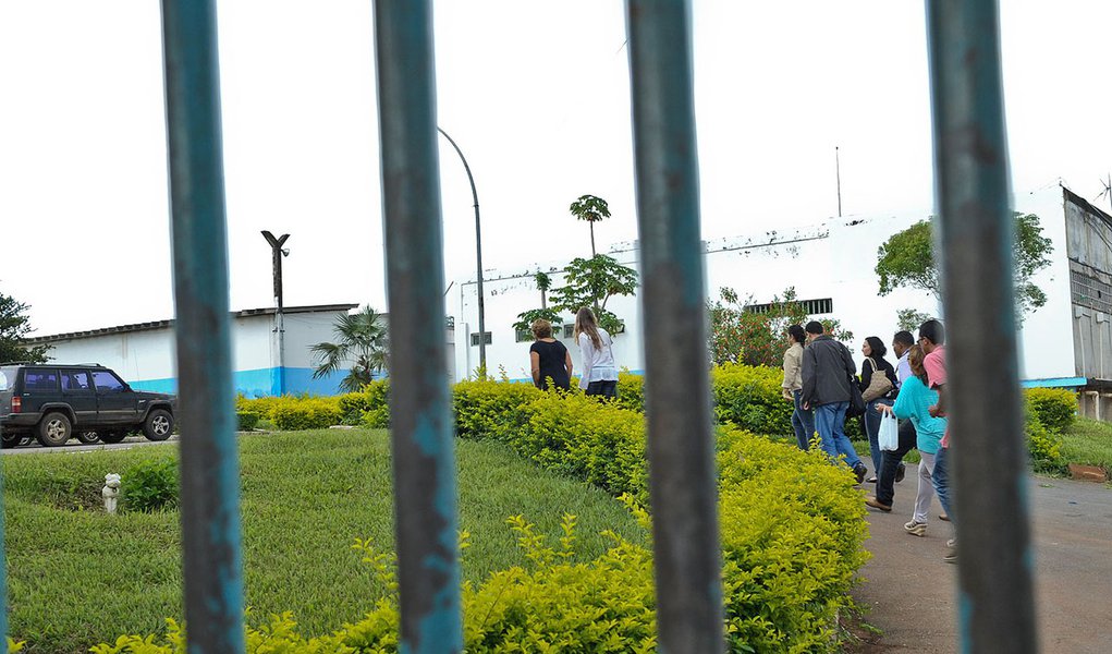 Brasília - Autoridades da Comissão de Direitos Humanos da Câmara e da Defensoria Pública do Distrito Federal, do Conselho Tutelar, visitam o Centro de Atendimento Juvenil Especializado (Caje) , após morte de adolescente, de 17 anos, no local