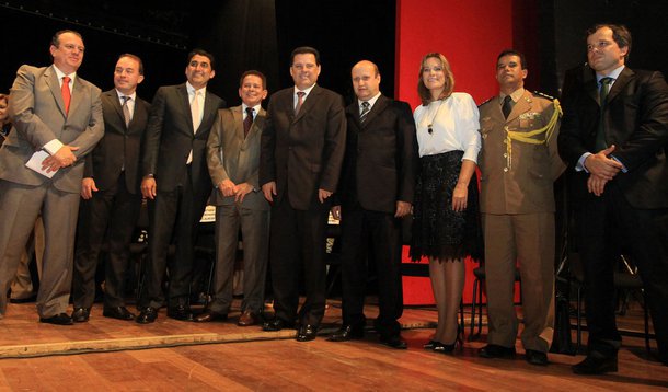 Perillo dá posse a oito novos auxiliares