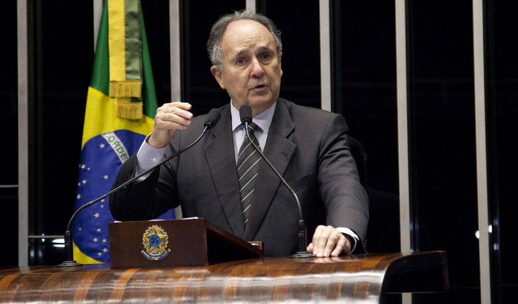 Em discurso na tribuna do Senado, senador Cristovam Buarque (PDT-DF).