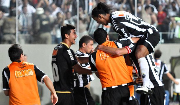 Galo vence São Paulo e segue na cola do Flu