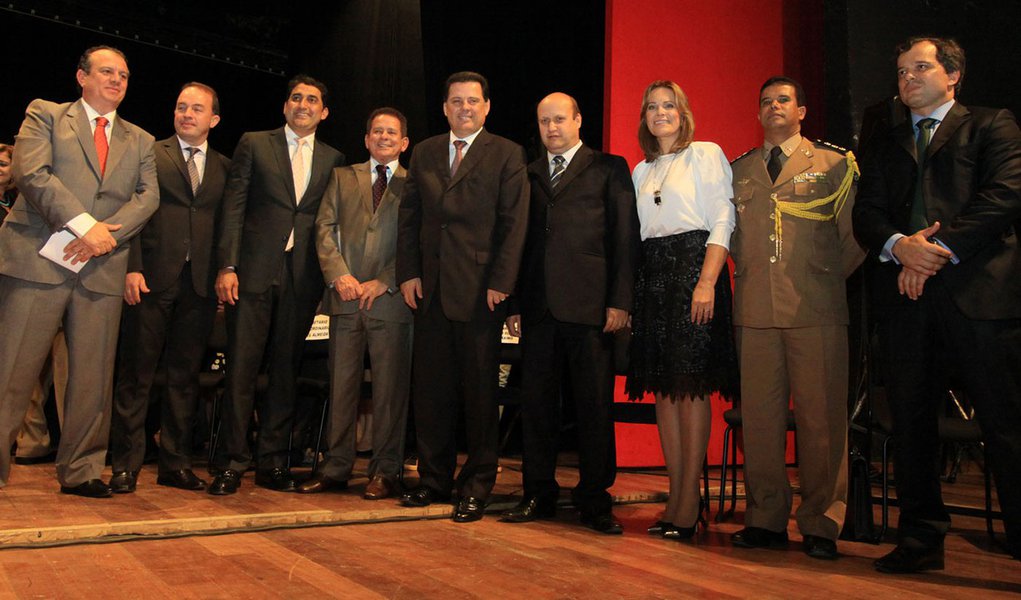 Perillo dá posse a oito novos auxiliares