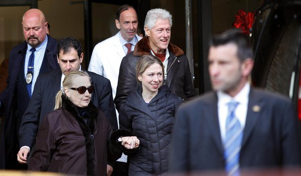Hillary deixa hospital em Nova York com a família