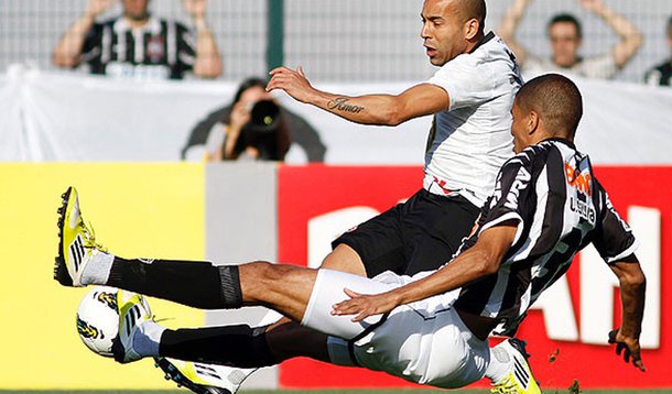 Atlético toma 1 a 0 do Corinthians, mas continua líder