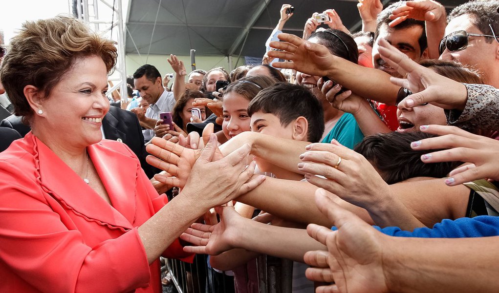Dilma: prioridade é manter empregos "sem estabilidade"