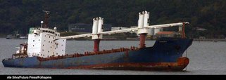 RIO DE JANEIRO,RJ,18.09.2013:NAVIO ABANDONADO/CONTAMINAÇÃO/ÓLEO - Vista de navio abandonado na baía de Guanabara, no Rio de Janeiro (RJ), nesta quarta-feira (18). O navio pode afundar e despejar cerca de 400 toneladas de óleo contaminado no mar. A embarca