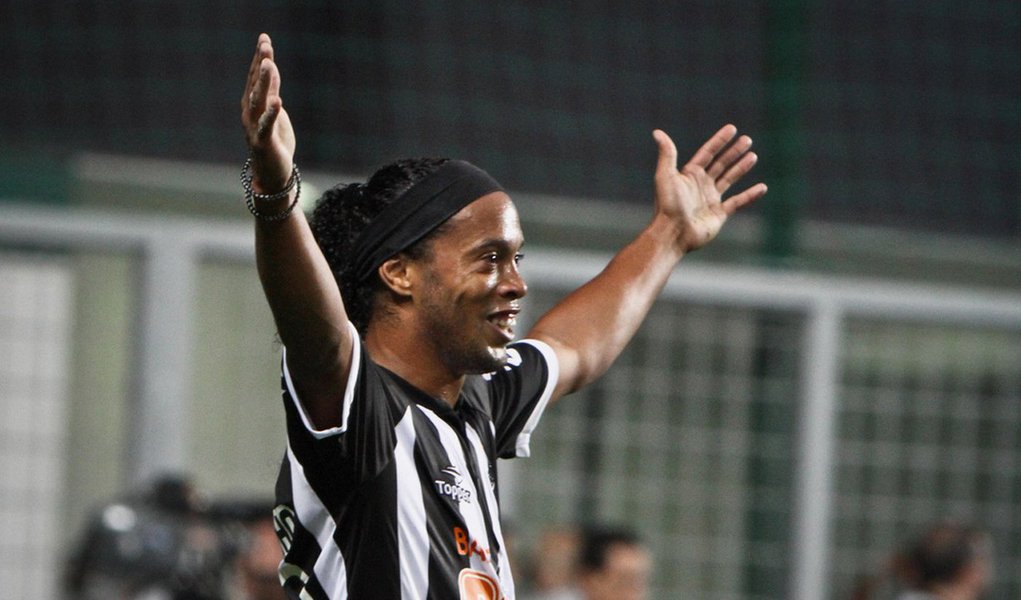Ronaldinho faz declaração de amor ao Galo