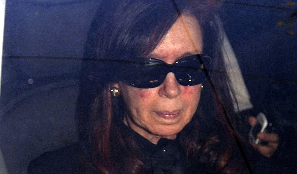 Argentina's President Cristina Fernandez sits in a car as she arrives at hospital in Buenos Aires October 7, 2013. Fernandez will undergo surgery on Tuesday to treat a head injury, sidelining her ahead of a key mid-term election and at the apex of a bitte