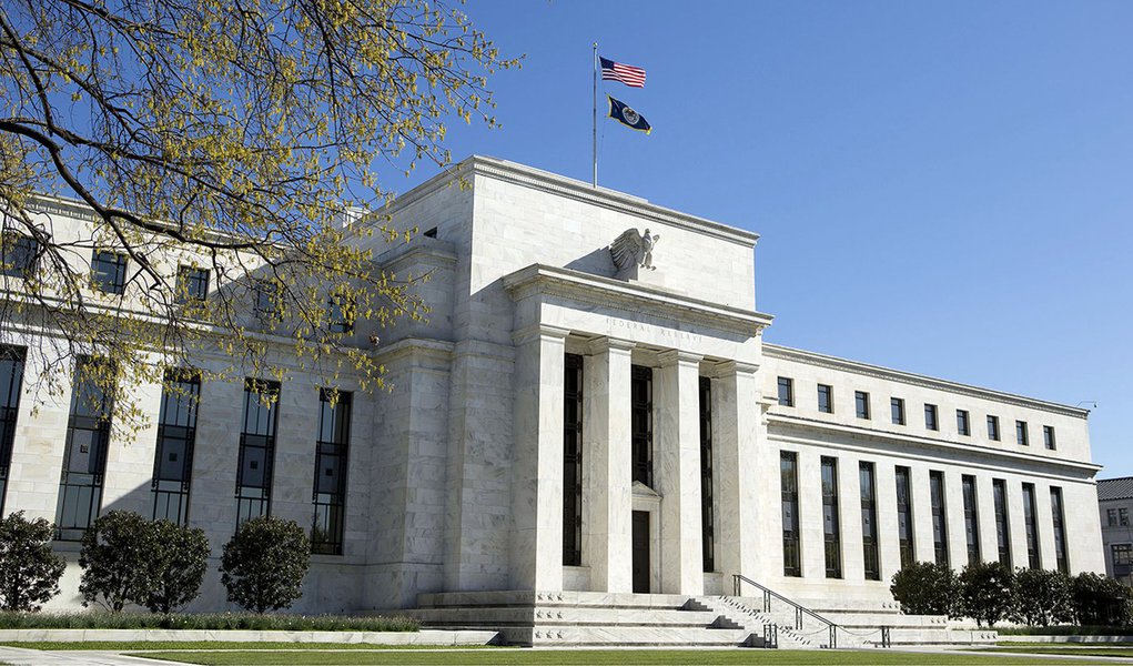 The Federal Reserve Building stands in Washington April 3, 2012. Investors are awaiting minutes from the U.S. Federal Open Market Committee's March 13 meeting that may provide clues on any potential quantitative easing.  REUTERS/Joshua Roberts  (UNITED ST