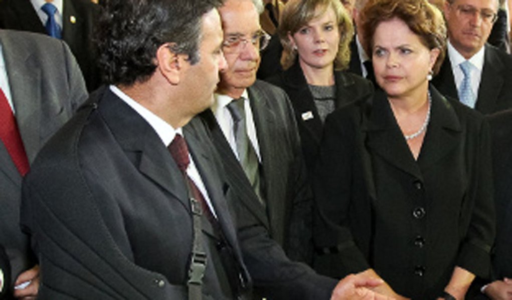 No discurso da vitória, Aécio diz que respeita Dilma e evita 2014