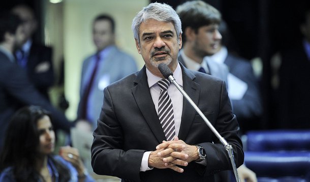 Humberto defende vinda de médicos estrangeiros