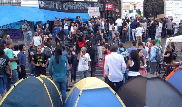 RIO DE JANEIRO,RJ,21.08.2013:REINTEGRAÇÃO DE POSSE/CÂMARA/MANIFESTANTES - Manifestantes deixam a Câmara dos Vereadores no Rio de Janeiro (RJ), na tarde desta quarta-feira (21). A Justiça concedeu uma ordem de reintegração de posse da Câmara nesta terça-fe