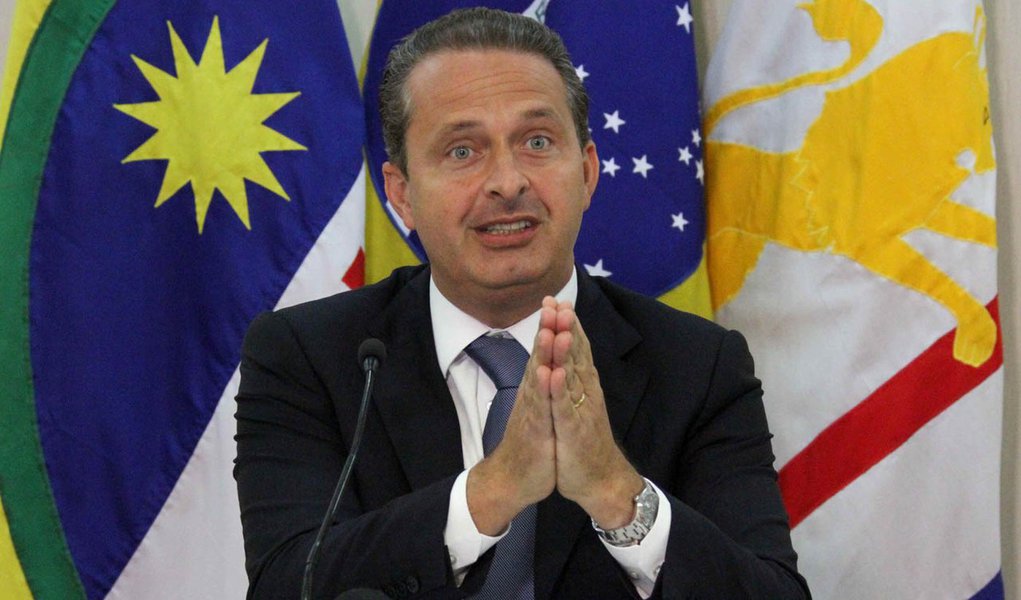 Campos aperta cerco a ala "dilmista" do PSB