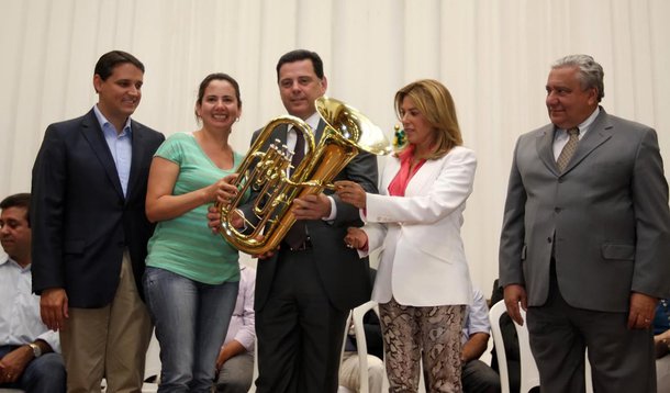 Escolas goianas recebem veículos e instrumentos musicais