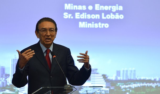 Governo avalia aumento da gasolina, diz Lobão