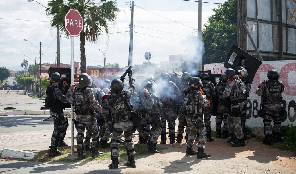 Manifestantes enfrentam a polícia em Fortaleza