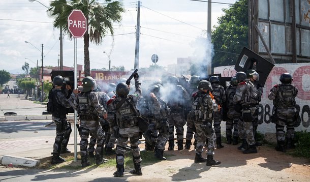 Manifestantes enfrentam a polícia em Fortaleza