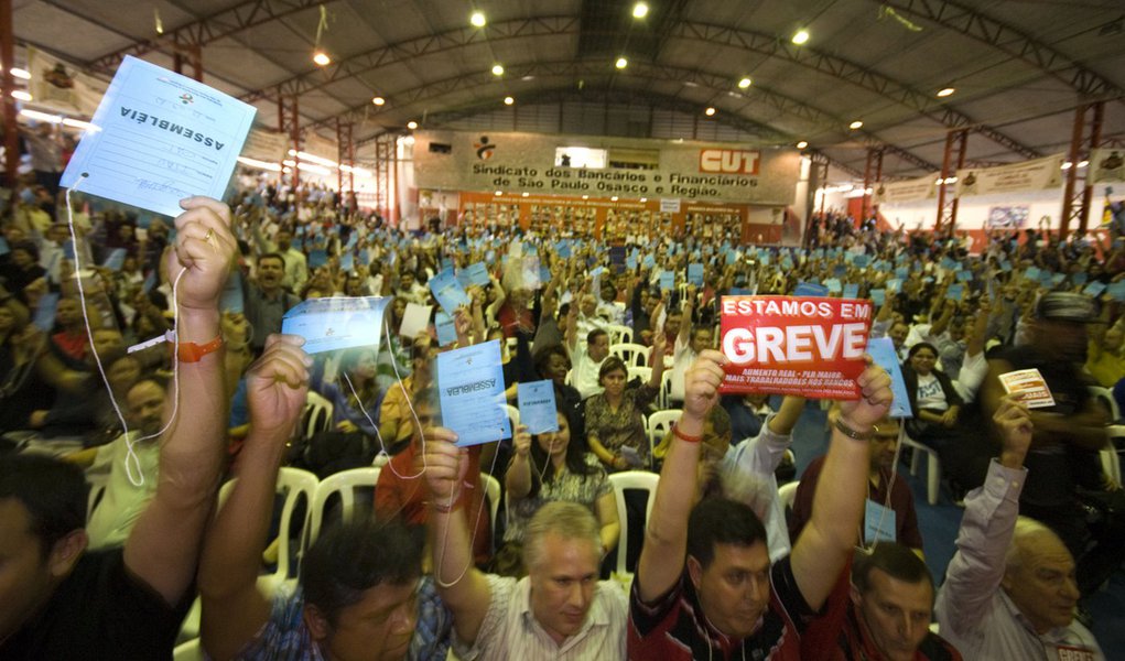 Bancários do País prometem greve nesta terça