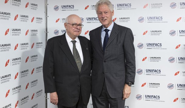 Bill Clinton homenageia os 40 anos da UNIFACS