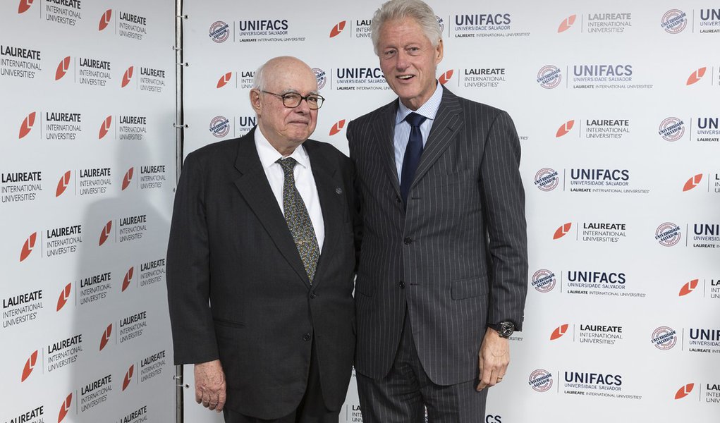 Bill Clinton homenageia os 40 anos da UNIFACS