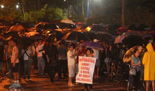 Rodoviários decidem manter greve no Recife